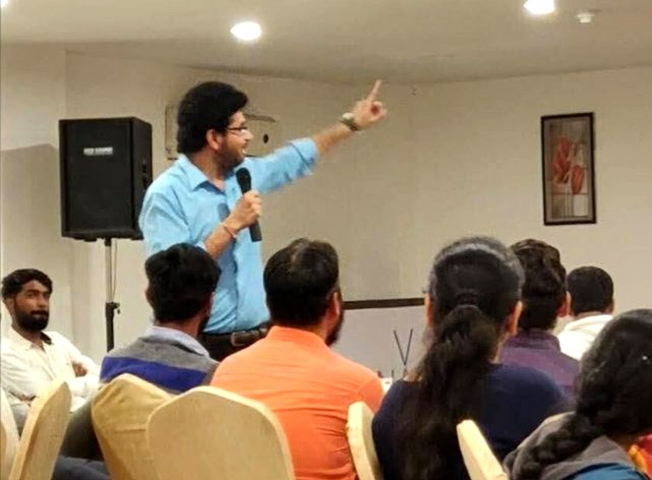 Parth Jani addressing students at an in-person career seminar in Bhavnagar